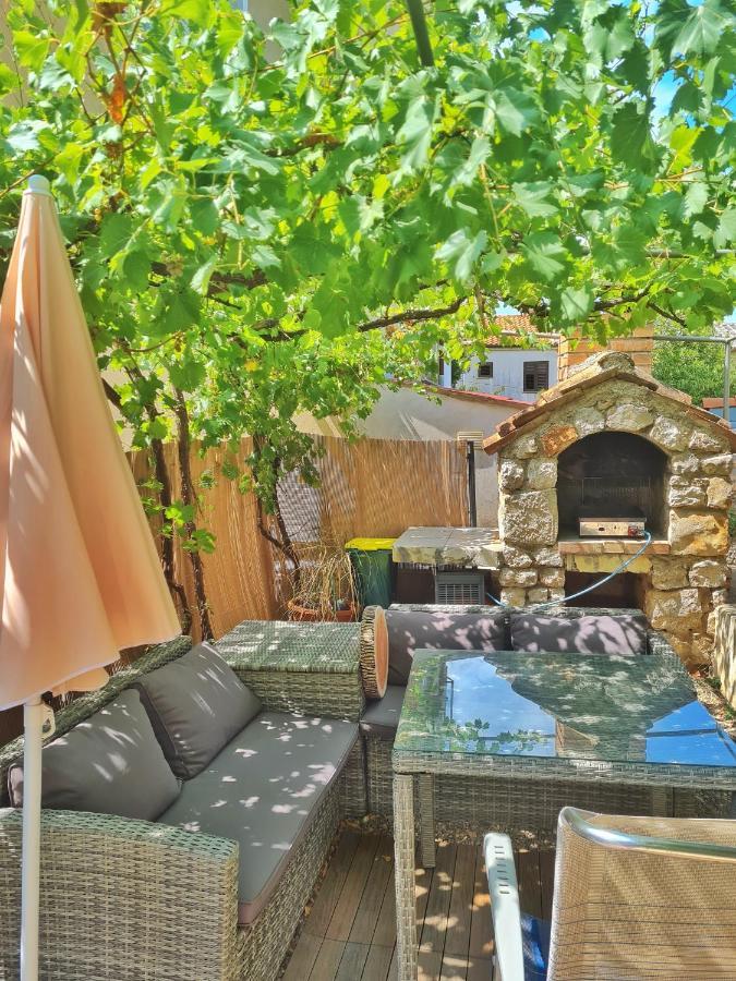 Place Veli Dvor - With Private Garden In Old Town *