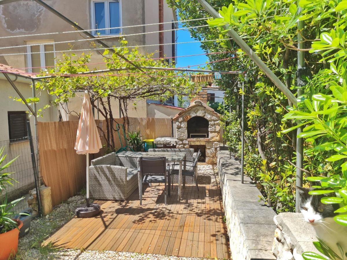 Place Veli Dvor - With Private Garden In Old Town * Punat