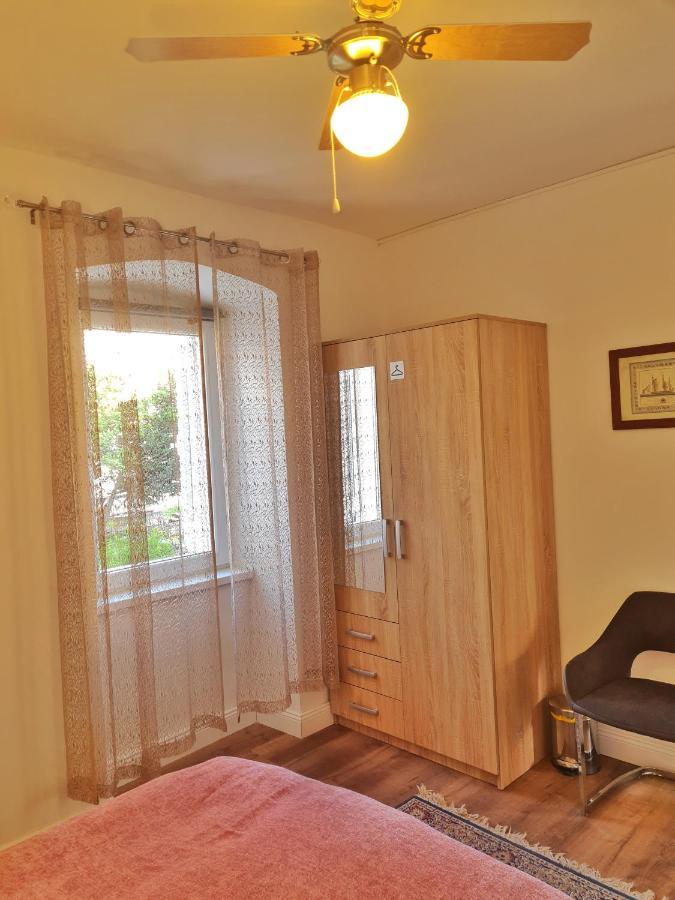 Holiday home Place Veli Dvor - With Private Garden In Old Town