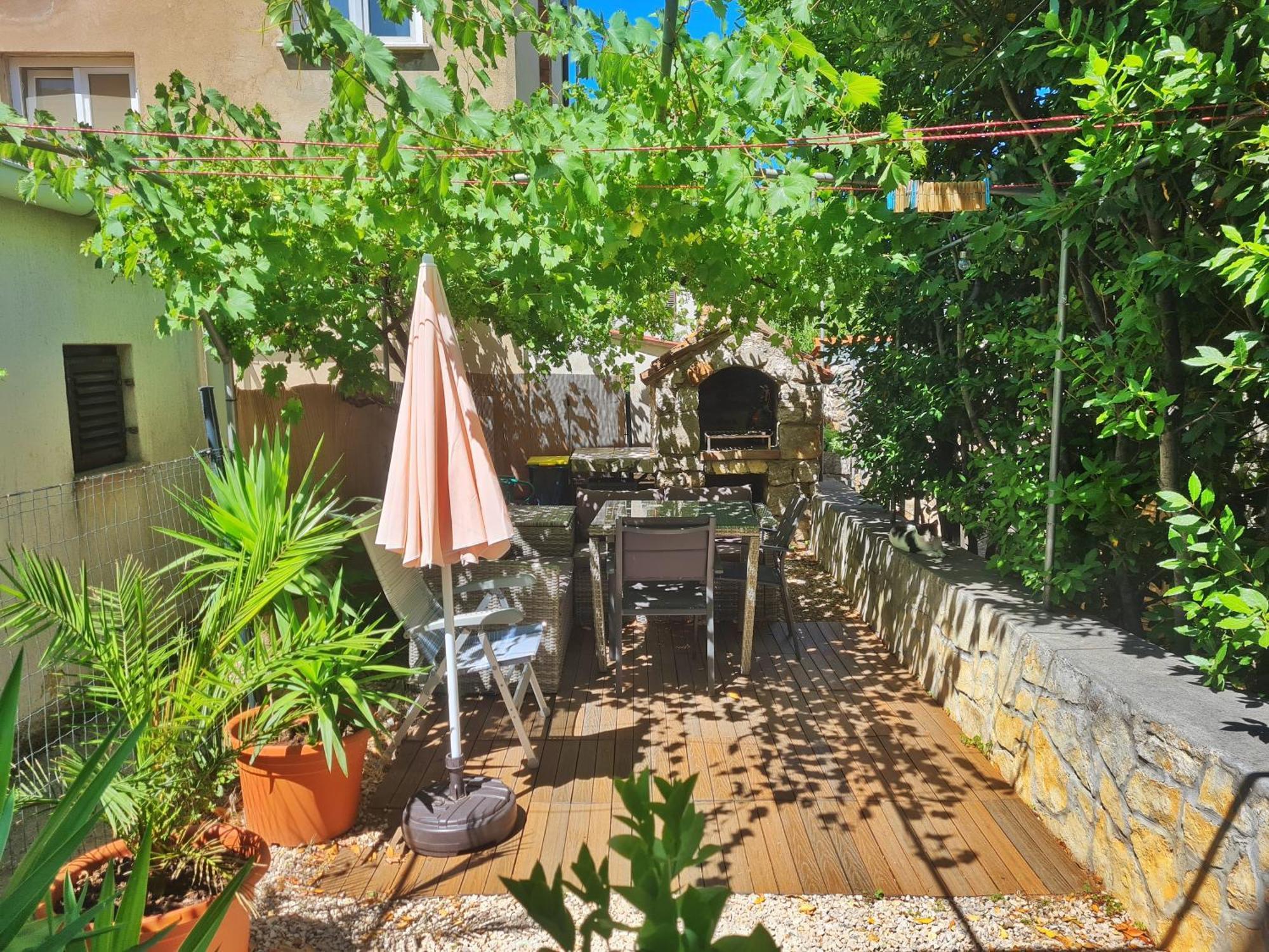 Place Veli Dvor - With Private Garden In Old Town * Punat